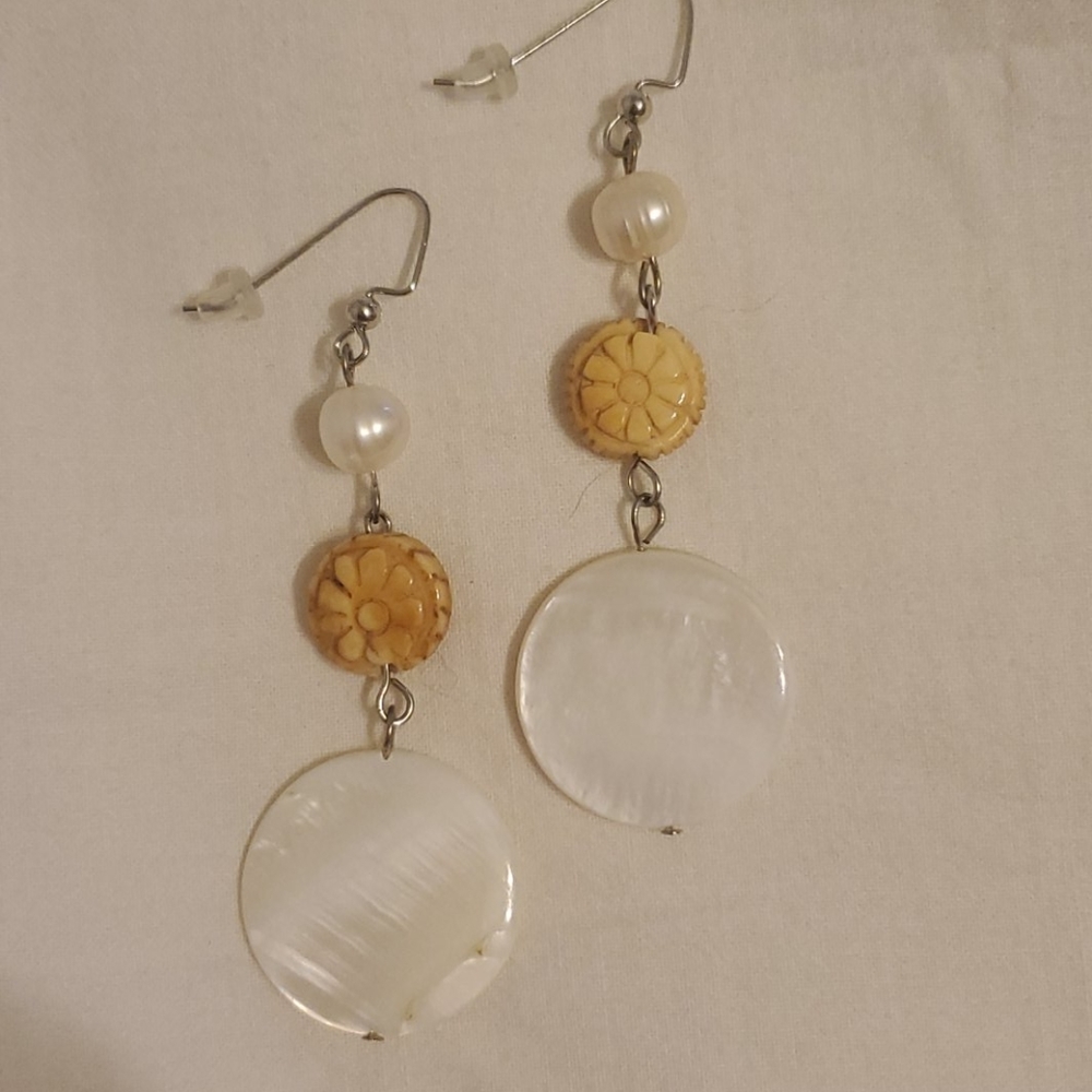 Pearl and Shell dangle Earrings - Picture 2 of 2